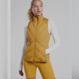 Athleta Inlet fitted sleeveless puffer vest mustard yellow size medium